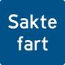 Blått kvadratisk skilt med den hvite teksten Sakte fart