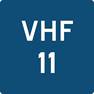 Blått kvadratisk skilt med den hvite teksten VHF 11