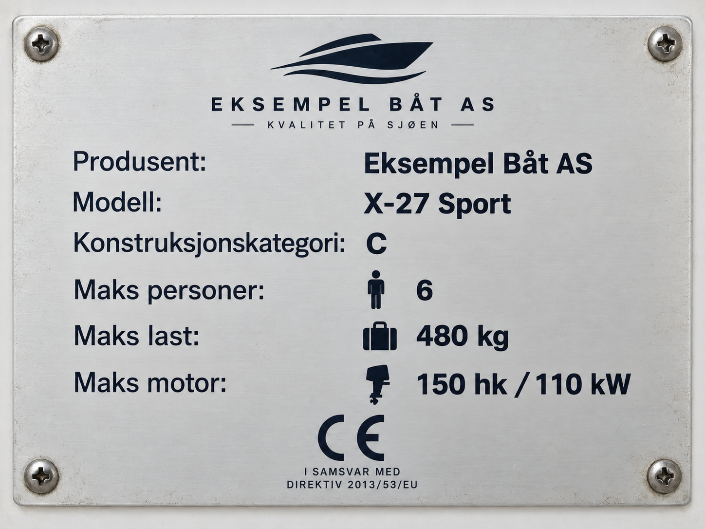 Fiktivt produsentskilt med felt for produsent, modell, CE-merke, konstruksjonskategori, maks personer, maks last og maks motor